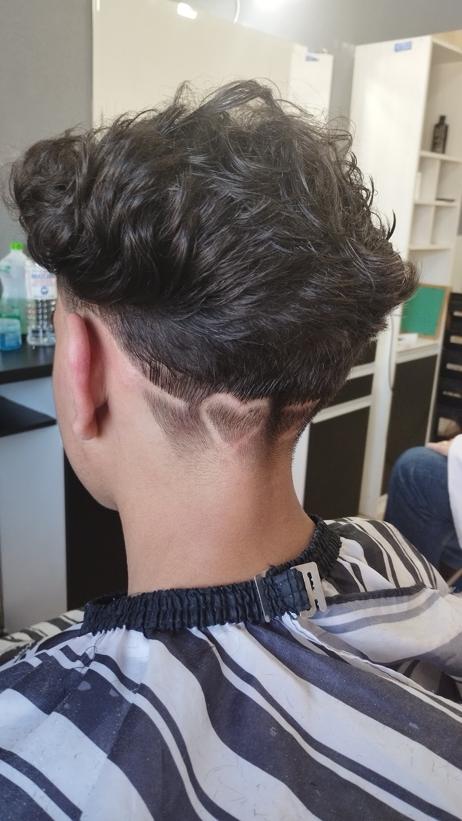 Corte finalizado, vista de perfil, na Barbearia Guih Santos